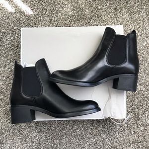 NWT Tamaris Chelsea Boots